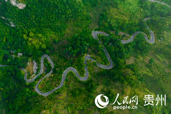 航拍化屋村的通村公路。人民網(wǎng) 涂敏攝