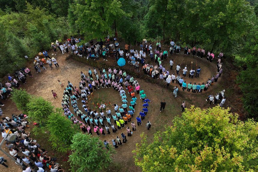 8月5日，苗族村民在山頂上跳蘆笙舞（無(wú)人機(jī)照片）。
