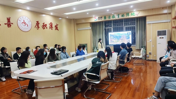 5.省教育系統(tǒng)萬名學生宣講團成員、貴州理工學院學生韓美艷面向學?！扒囫R班”同學分享黨的二十大代表故事。
