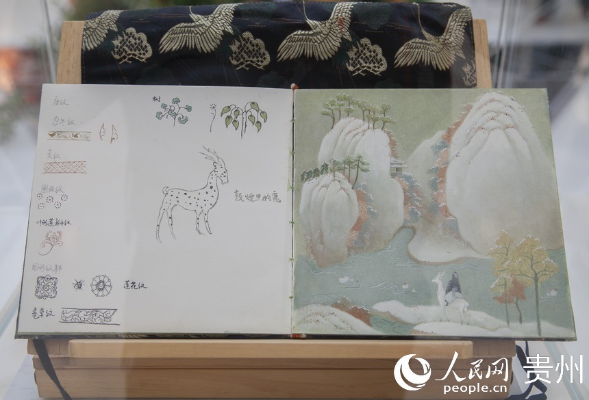 現(xiàn)場(chǎng)展出的部分手稿。人民網(wǎng) 龍章榆攝