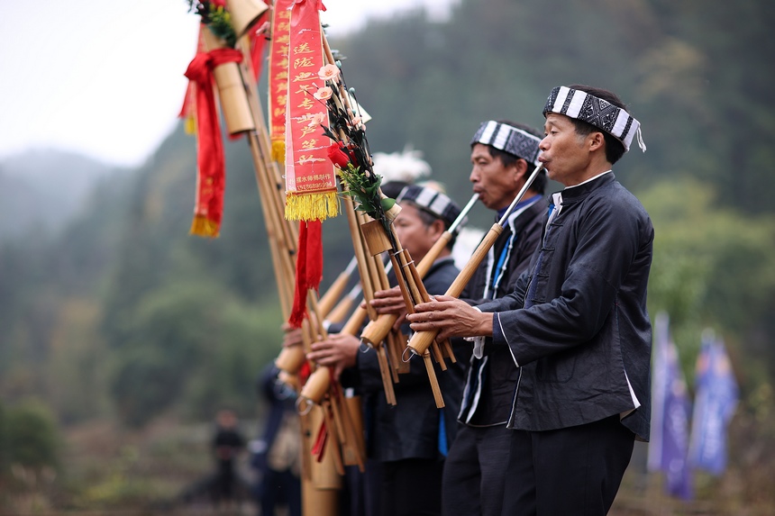 苗族村民在吹奏傳統(tǒng)蘆笙。黃曉海攝