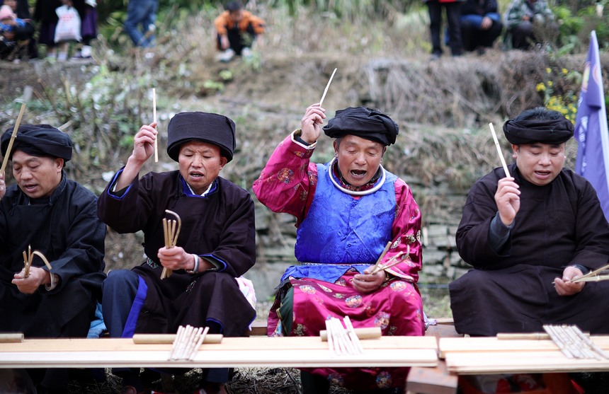 苗族村民在祭尤節(jié)活動(dòng)中頌賈。黃曉海攝