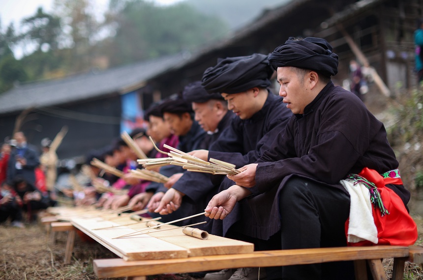 苗族村民在祭尤節(jié)活動(dòng)中頌賈。黃曉海攝