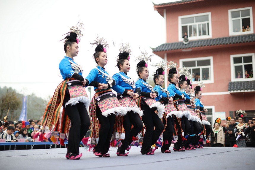苗族村民在祭尤節(jié)活動中跳傳統(tǒng)蘆笙舞。黃曉海攝