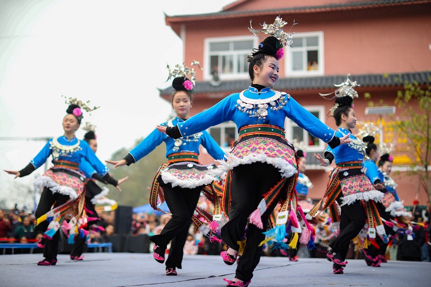 苗族村民在祭尤節(jié)活動(dòng)中跳傳統(tǒng)蘆笙舞。黃曉海攝