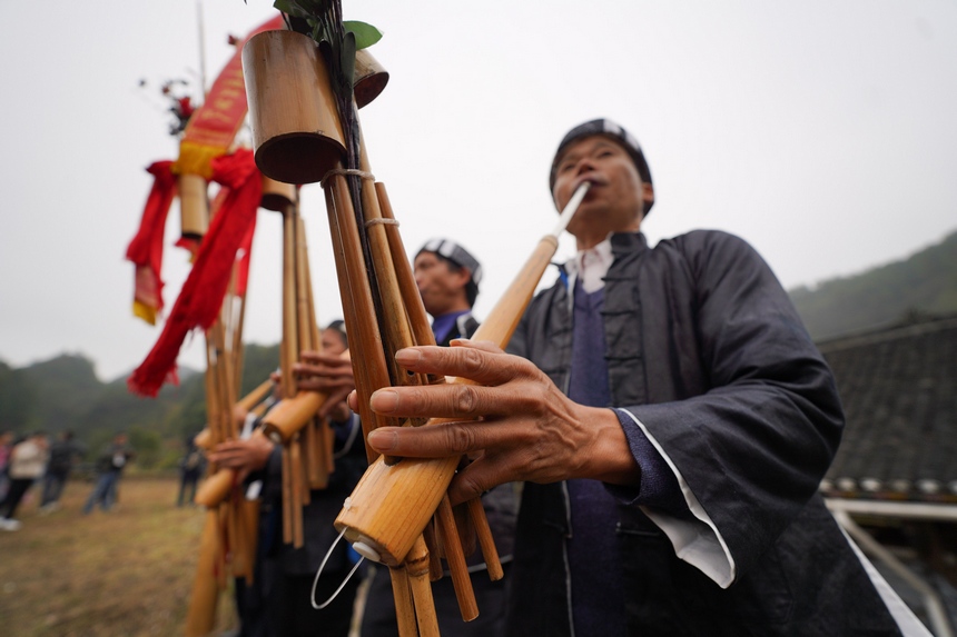 苗族村民在吹奏傳統(tǒng)蘆笙。楊武魁攝