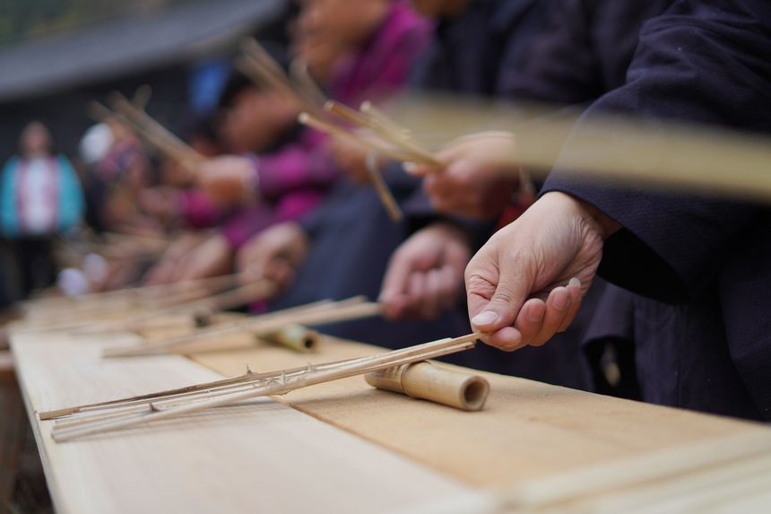苗族村民在祭尤節(jié)活動中頌賈。楊武魁攝