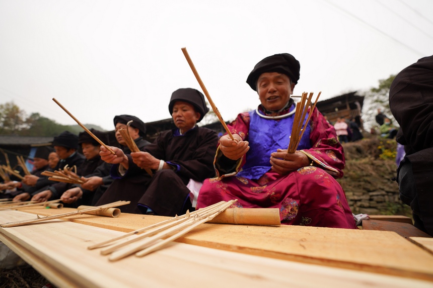 苗族村民在祭尤節(jié)活動中頌賈。楊武魁攝