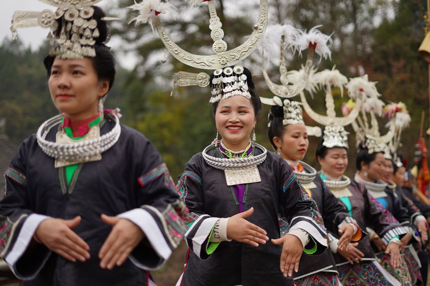 苗族村民在祭尤節(jié)活動(dòng)中跳傳統(tǒng)蘆笙舞。楊武魁攝