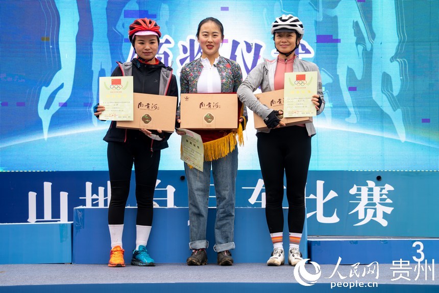 女子組前三名合影。人民網(wǎng)記者 涂敏攝