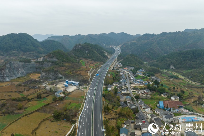 航拍仁遵高速。人民網(wǎng) 涂敏攝