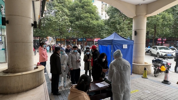 市民有序排隊(duì)等待接種疫苗。圖片由貴陽(yáng)廣播電視臺(tái)提供