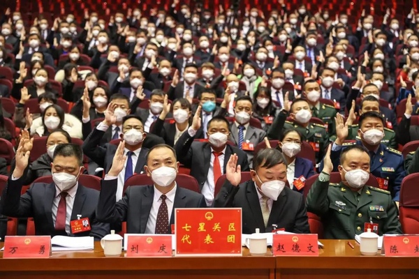 舉手表決。