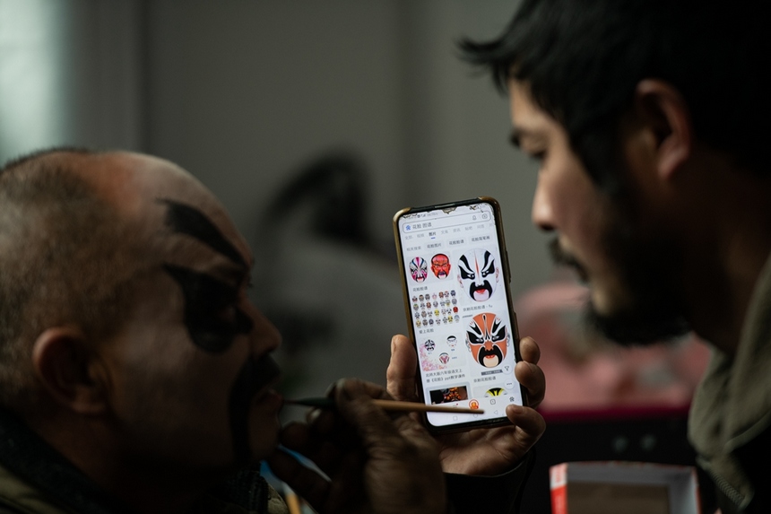 漢寨侗戲班演員在化妝。