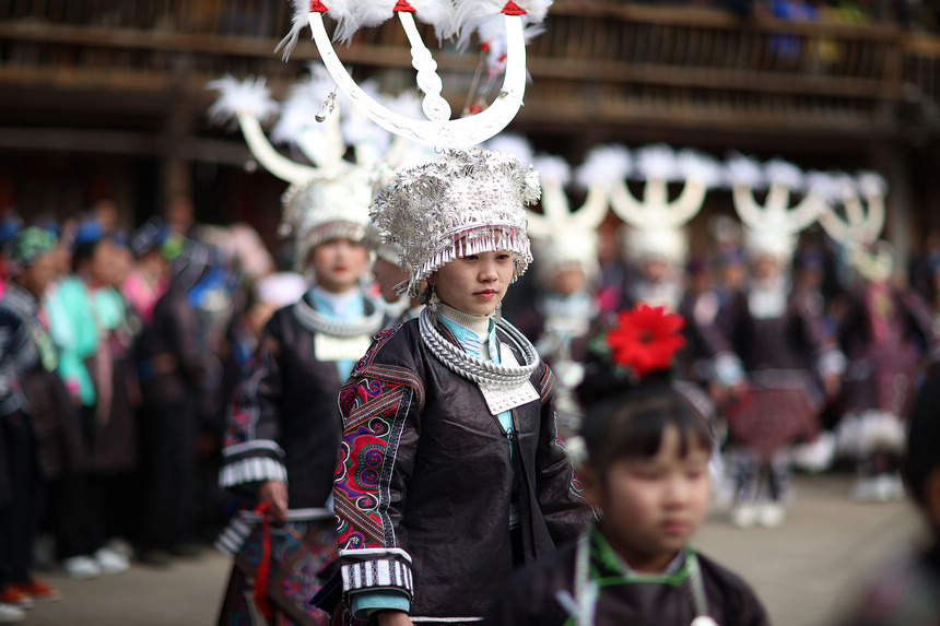 1月27日，身著節(jié)日盛裝的苗族村民跳團(tuán)圓舞。