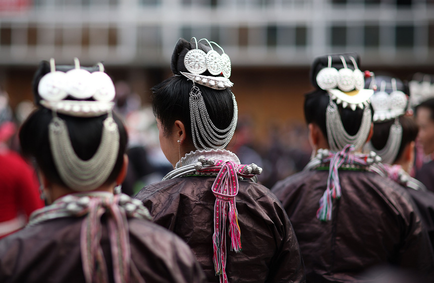 1月27日，身著節(jié)日盛裝的苗族村民跳團(tuán)圓舞。