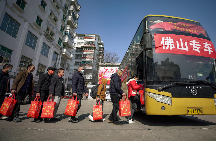 1月29日，返崗務(wù)工群眾乘坐政府免費(fèi)包車前往廣東省佛山市務(wù)工。