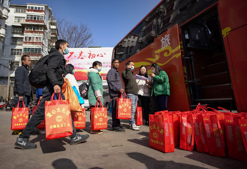 1月29日，返崗務(wù)工群眾乘坐政府免費(fèi)包車前往浙江省務(wù)工。