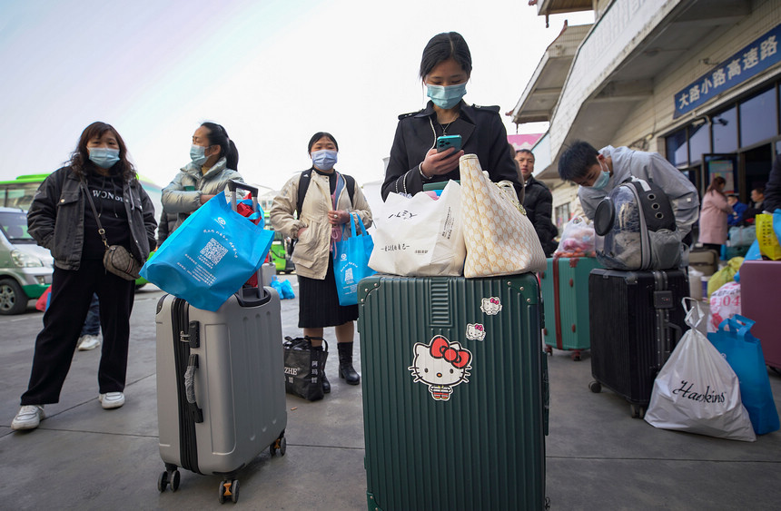 1月29日，返崗務(wù)工群眾在等待乘坐政府免費包車前往廣東省佛山市務(wù)工。