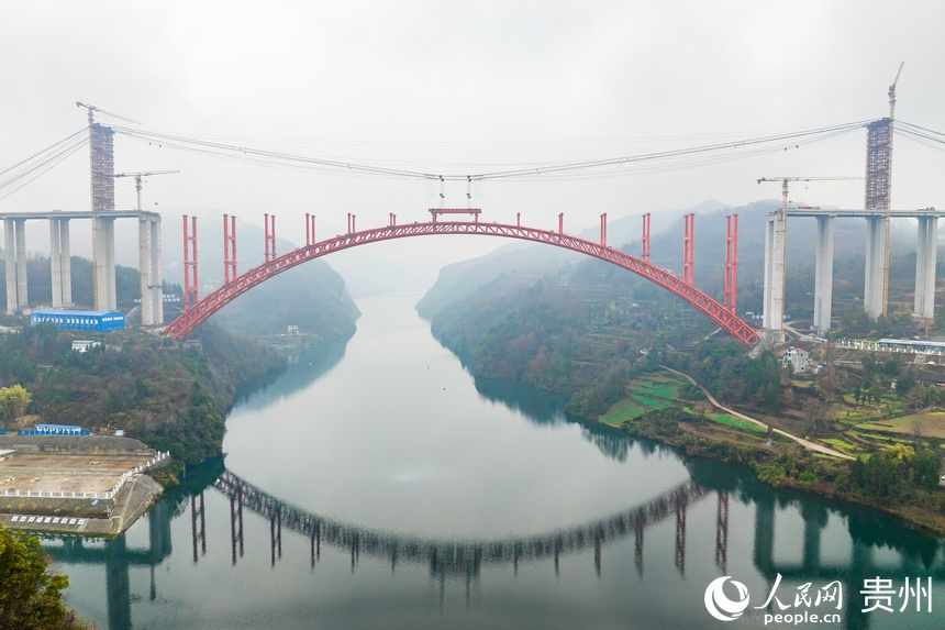 航拍建設(shè)中的德余高速烏江特大橋。人民網(wǎng)記者 涂敏攝