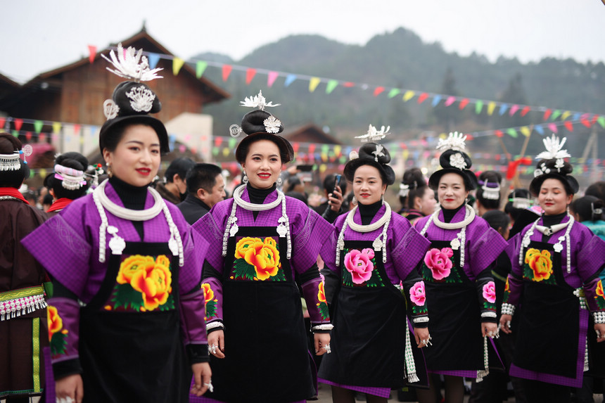 2月19日，身著節(jié)日盛裝的苗族姑娘參加傳統(tǒng)“望會(huì)節(jié)”。