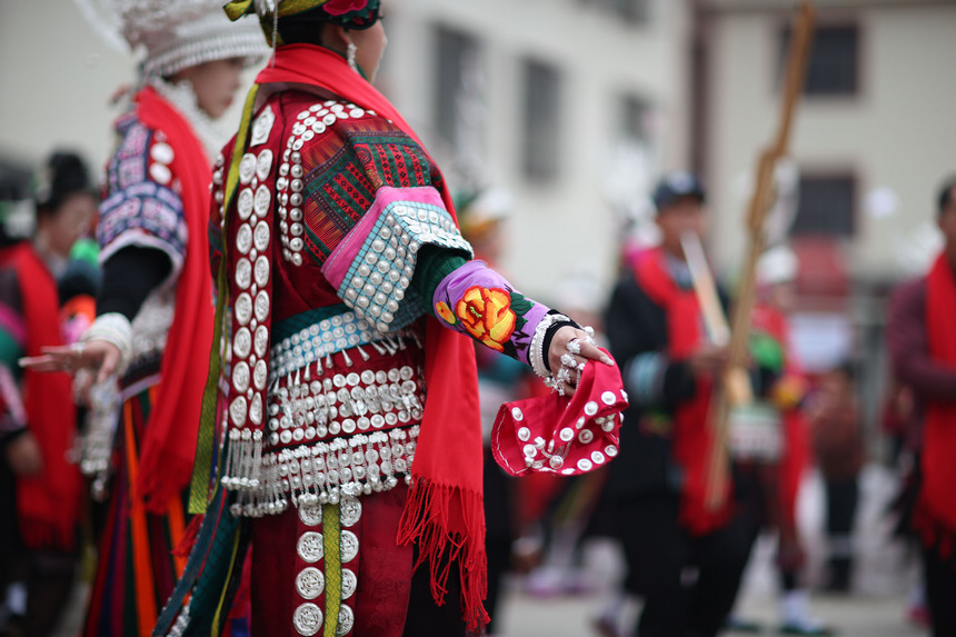 2月19日，身著節(jié)日盛裝的苗族群眾在“望會(huì)節(jié)”上跳傳統(tǒng)蘆笙舞。  