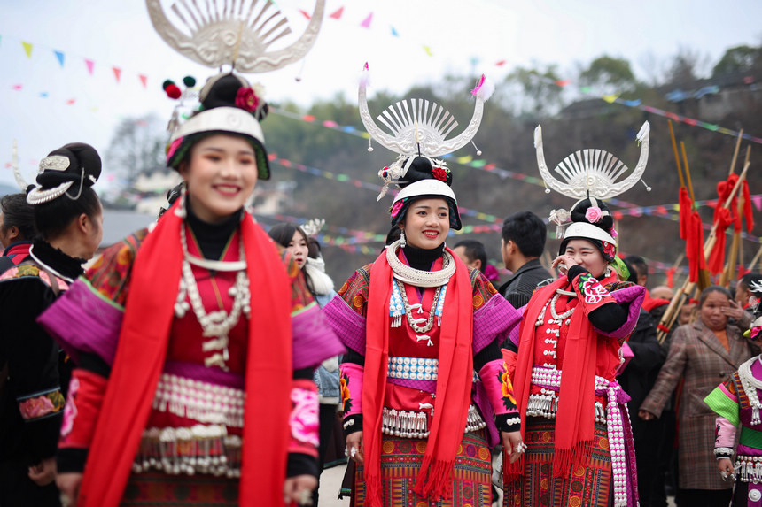 2月19日，身著節(jié)日盛裝的苗族群眾在“望會(huì)節(jié)”上跳傳統(tǒng)蘆笙舞。 