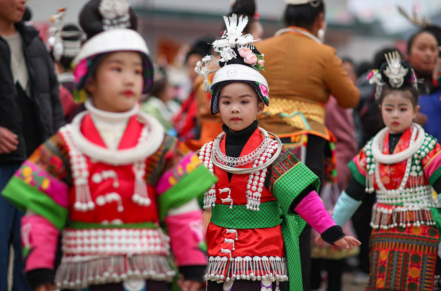 2月19日，身著節(jié)日盛裝的苗族小女孩在“望會節(jié)”上跳傳統(tǒng)蘆笙舞。