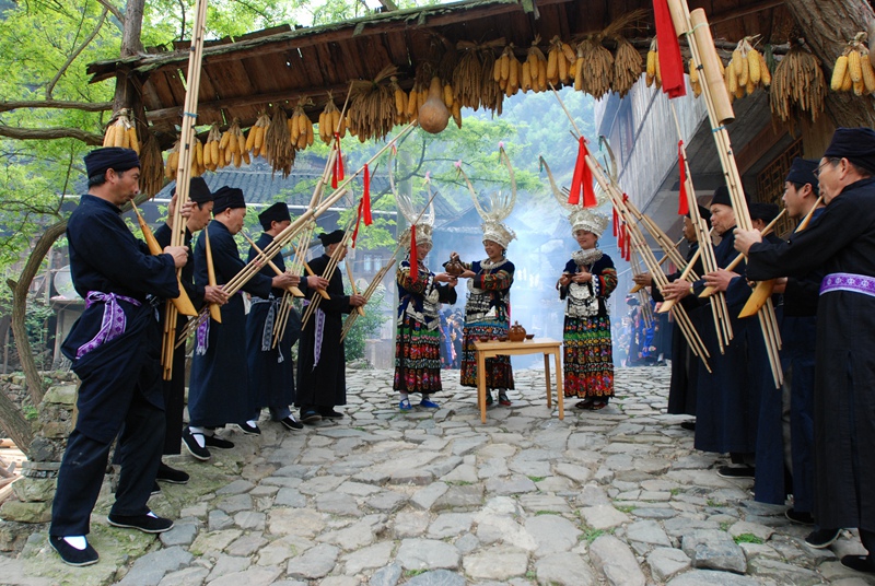 苗家攔門(mén)酒喜迎八方客 （王紹帥 攝 ）