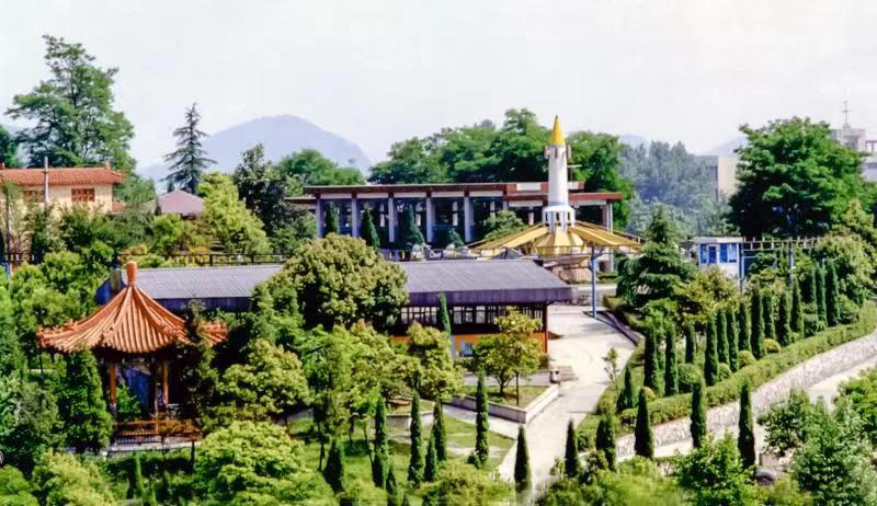 2、1985年的塔山公園游樂場(chǎng)。（白云區(qū)委宣傳部供圖）