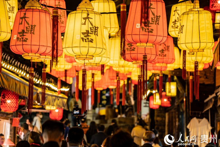 青巖古鎮(zhèn)里張燈結(jié)彩的街道。人民網(wǎng) 陽(yáng)茜攝