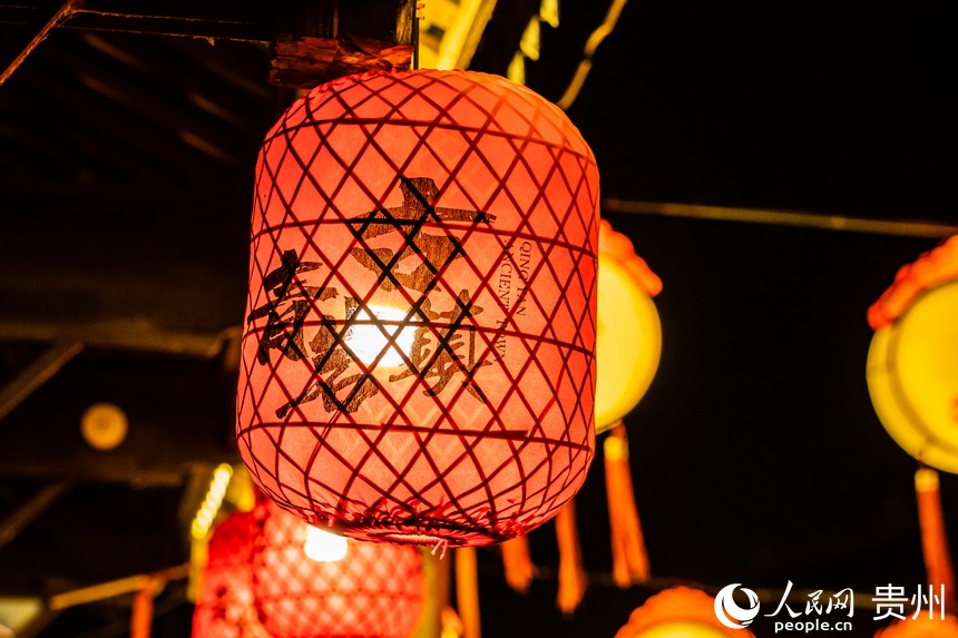 青巖古鎮(zhèn)內(nèi)掛滿(mǎn)了帶有地方特色的燈籠。人民網(wǎng) 陽(yáng)茜攝