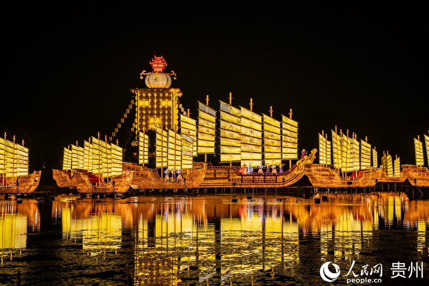 青巖古鎮(zhèn)外布置龍舟樣式的花燈豐富夜間旅游業(yè)態(tài)。人民網(wǎng) 陽(yáng)茜攝