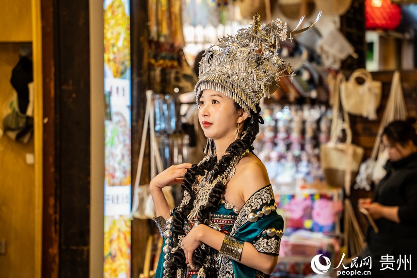 游客穿著新潮的民族服飾在古鎮(zhèn)拍照打卡。人民網(wǎng) 陽茜攝