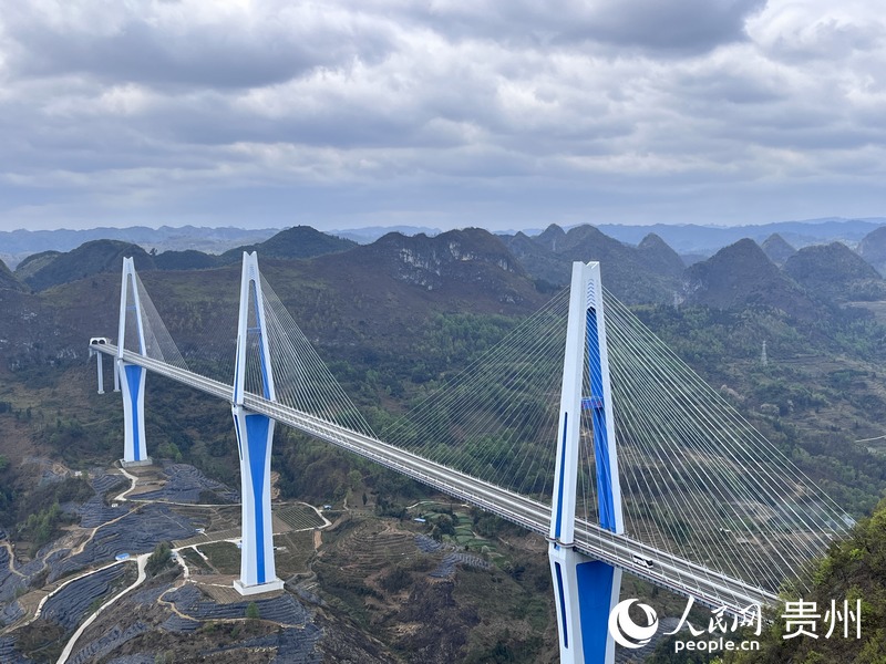 從天空之橋服務(wù)區(qū)內(nèi)觀景臺(tái)看到的平塘特大橋。人民網(wǎng) 陳潔泉攝