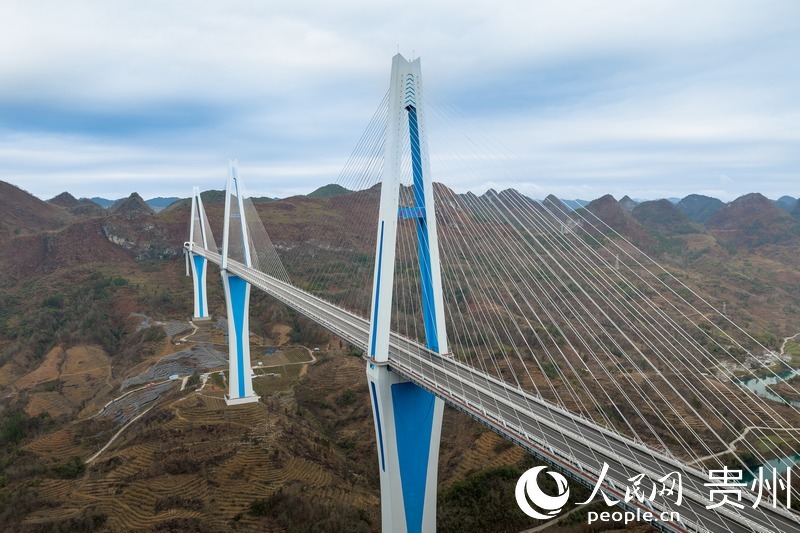 平塘大橋。人民網(wǎng)記者 涂敏攝