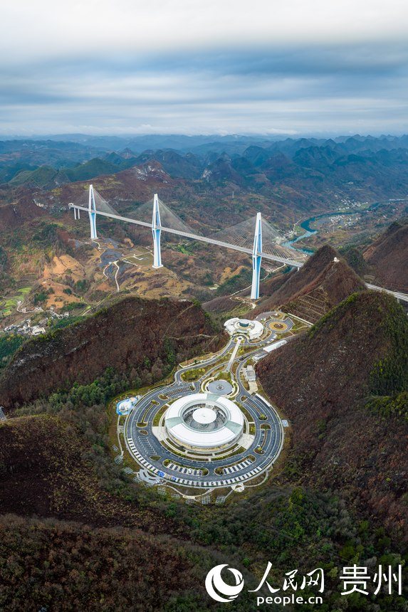 航拍余安高速天空之橋服務(wù)區(qū)和平塘大橋。人民網(wǎng)記者 涂敏攝