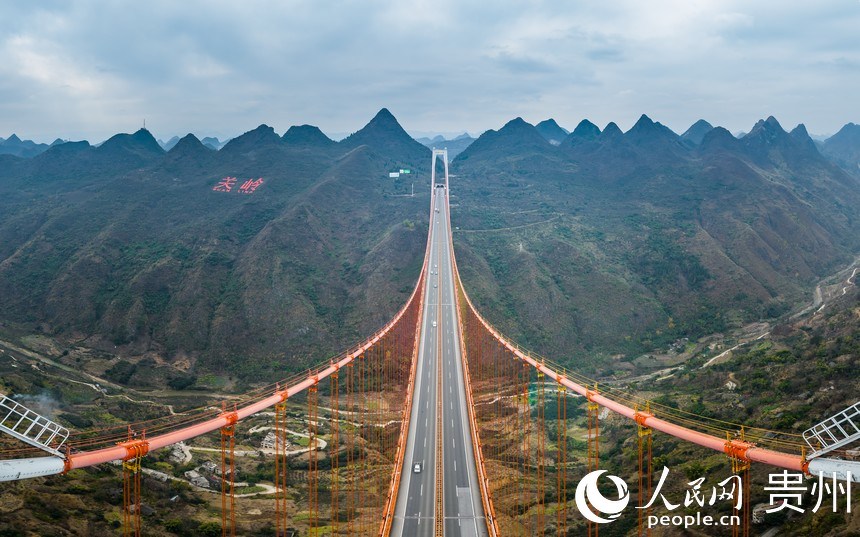 航拍滬昆高速壩陵河大橋。人民網(wǎng)記者 涂敏攝