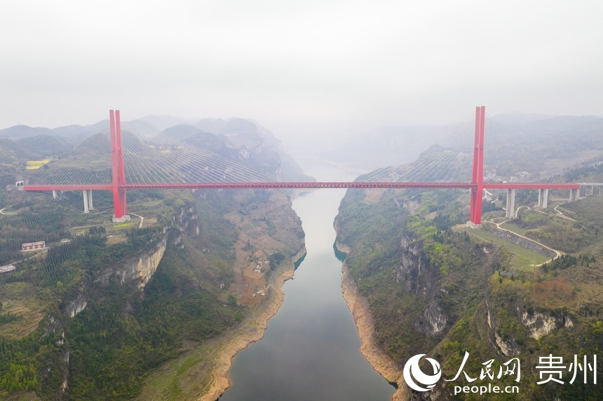 航拍貴黔高速鴨池河大橋。人民網(wǎng)記者 涂敏攝