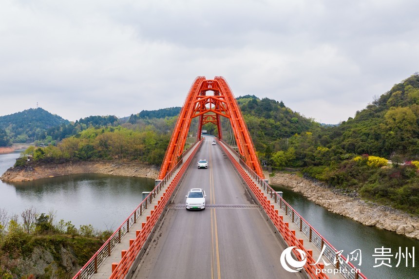 航拍貴黃公路花魚洞大橋。人民網(wǎng)記者 涂敏攝