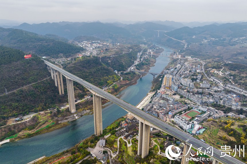 位于貴州省遵義市播州區(qū)烏江鎮(zhèn)境內(nèi)的烏江之上分別有蘭海高速烏江特大橋、川黔公路烏江雙曲拱大橋、貴遵高等級(jí)公路烏江斜拉橋、川黔鐵路烏江大橋、渝貴鐵路烏江大橋經(jīng)過，形成了五橋飛渡烏江的景觀。人民網(wǎng)記者 涂敏攝