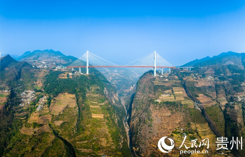 在高山峽谷中架起的杭瑞高速北盤江大橋。????人民網(wǎng)記者?涂敏攝