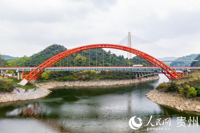 長270米，主跨180米的花魚洞大橋。人民網(wǎng)記者 涂敏攝