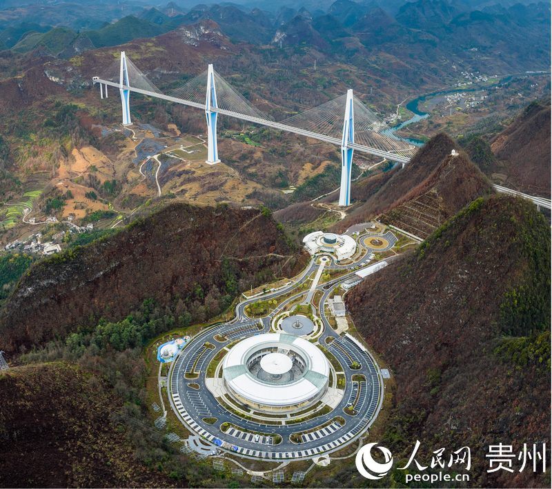 平塘特大橋“天空之橋”服務(wù)區(qū)。人民網(wǎng)記者?涂敏攝