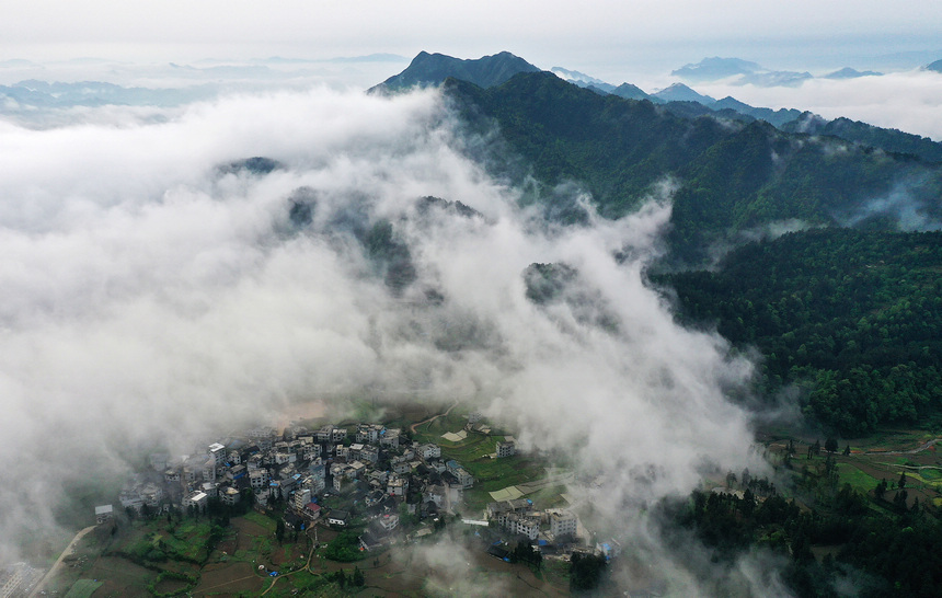 雨后云霧中的丹寨縣城周邊山巒和山村（無人機照片）。