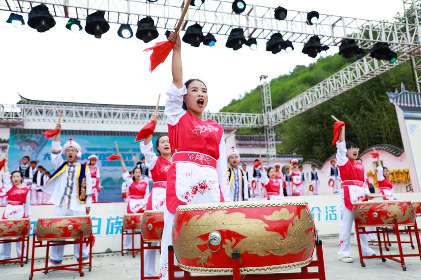 載歌載舞慶佳節(jié)。