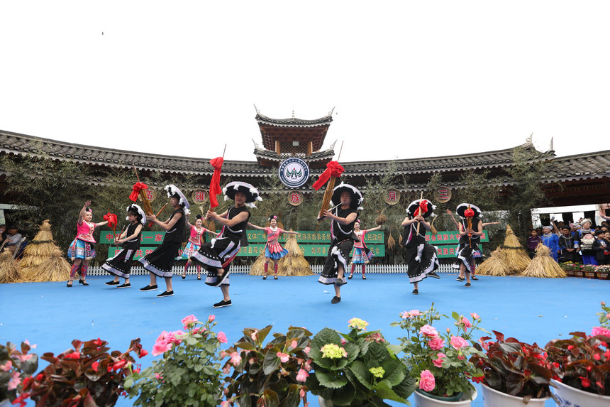 4月22日，群眾在新民村高雍苗族“三月三“民族文化展演上表演節(jié)目《仰阿莎》。