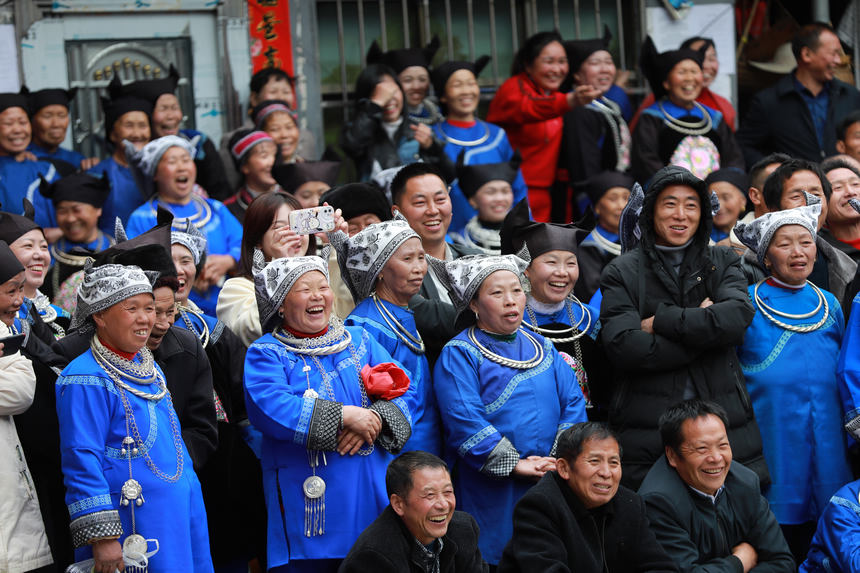 4月23日， 苗族群眾在新民村參加村“BA”籃球賽。