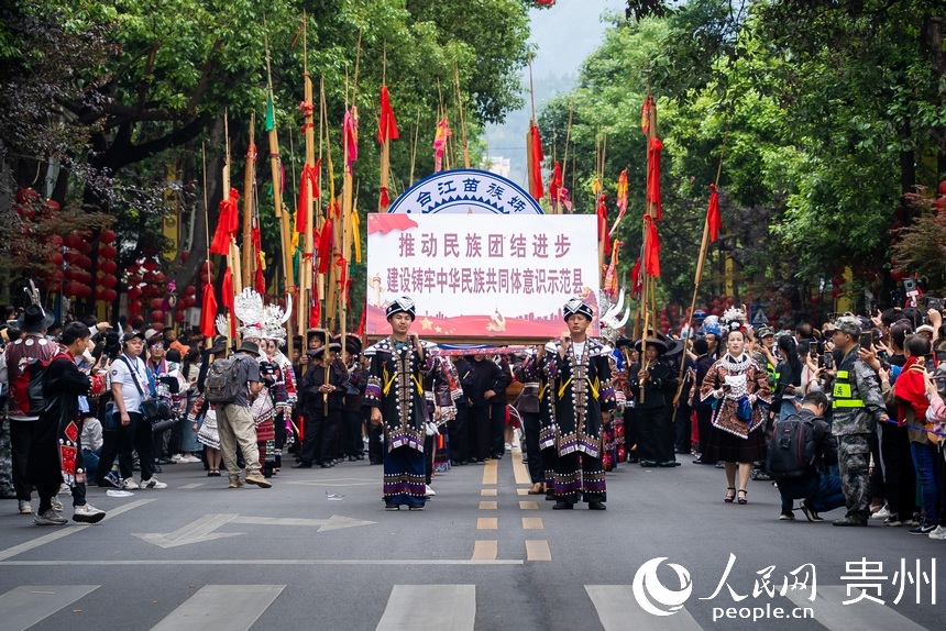 臺江縣苗族同胞盛裝游演慶祝姊妹節(jié)。人民網(wǎng)記者 涂敏攝