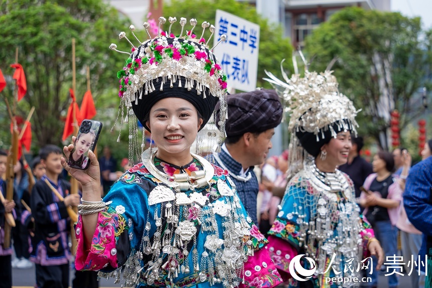身著盛裝參加游演的苗族同胞。人民網(wǎng)記者 涂敏攝